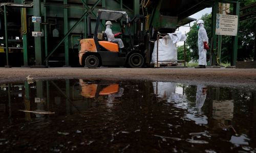 <p>Petugas bersiap mengangkat residu limbah medis B3 (bahan berbahaya dan beracun) infeksius di industri pengolahan limbah medis PT. Jasa Medivest, Dawuan Tengah, Kabupaten Karawang, Jawa Barat, Kamis, 10 Desember 2020. Foto: Ismail Pohan/TrenAsia</p>
