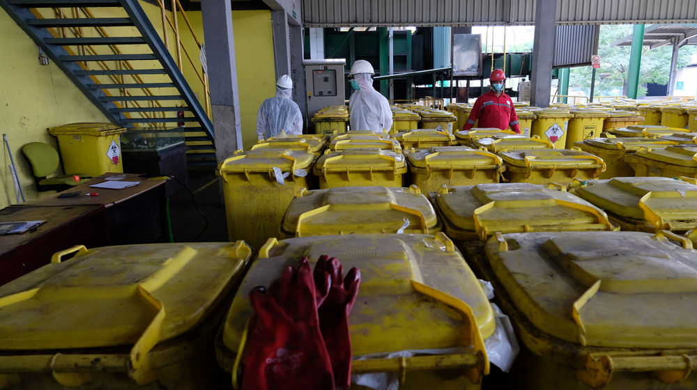 <p>Petugas beraktivitas diantara wheleed bin atau wadah beroda limbah medis B3 (bahan berbahaya dan beracun) infeksius di industri pengolahan limbah medis PT. Jasa Medivest, Dawuan Tengah, Kabupaten Karawang, Jawa Barat, Kamis, 10 Desember 2020. Foto: Ismail Pohan/TrenAsia</p>

