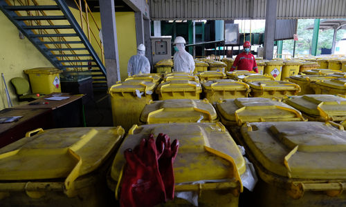 <p>Petugas beraktivitas diantara wheleed bin atau wadah beroda limbah medis B3 (bahan berbahaya dan beracun) infeksius di industri pengolahan limbah medis PT. Jasa Medivest, Dawuan Tengah, Kabupaten Karawang, Jawa Barat, Kamis, 10 Desember 2020. Foto: Ismail Pohan/TrenAsia</p>