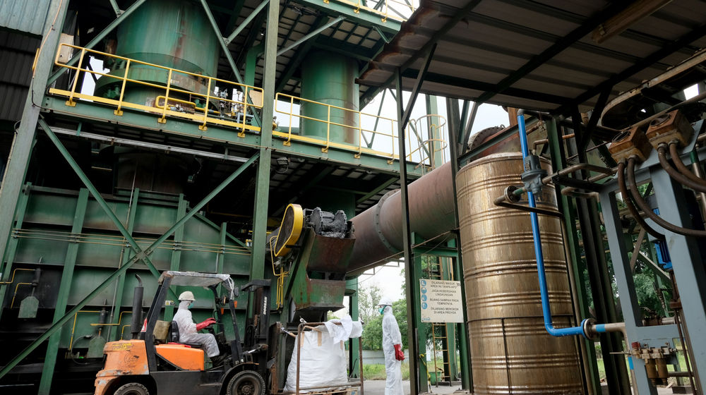 <p>Petugas bersiap mengangkat residu limbah medis B3 (bahan berbahaya dan beracun) infeksius di industri pengolahan limbah medis PT. Jasa Medivest, Dawuan Tengah, Kabupaten Karawang, Jawa Barat, Kamis, 10 Desember 2020. Foto: Ismail Pohan/TrenAsia</p>
