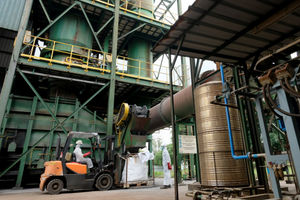 <p>Petugas bersiap mengangkat residu limbah medis B3 (bahan berbahaya dan beracun) infeksius di industri pengolahan limbah medis PT. Jasa Medivest, Dawuan Tengah, Kabupaten Karawang, Jawa Barat, Kamis, 10 Desember 2020. Foto: Ismail Pohan/TrenAsia</p>