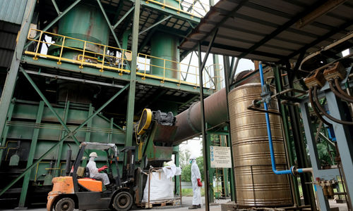 <p>Petugas bersiap mengangkat residu limbah medis B3 (bahan berbahaya dan beracun) infeksius di industri pengolahan limbah medis PT. Jasa Medivest, Dawuan Tengah, Kabupaten Karawang, Jawa Barat, Kamis, 10 Desember 2020. Foto: Ismail Pohan/TrenAsia</p>
