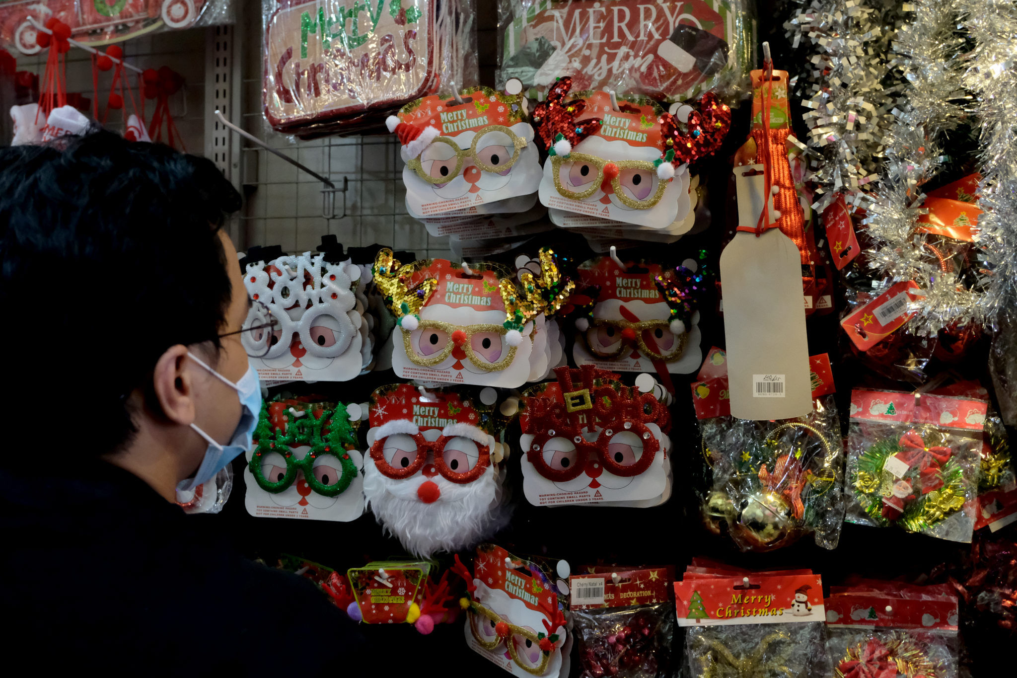 <p>Warga memilih pernak-pernik aksesoris bernuansa Natal di kios pedagang Pasar Asemka, Jakarta Barat, Rabu, 16 Desember 2020. Foto: Ismail Pohan/TrenAsia</p>
