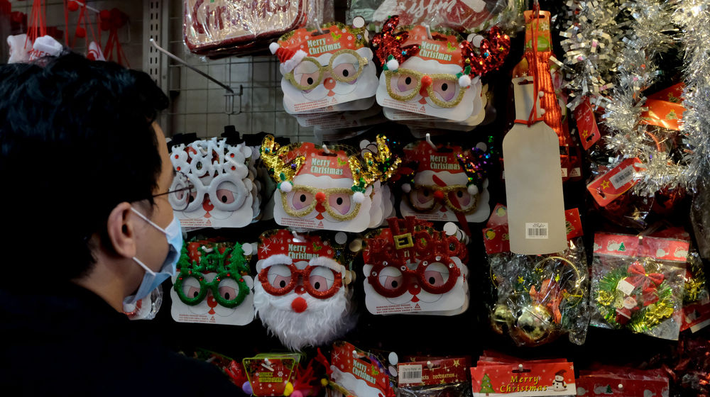 <p>Warga memilih pernak-pernik aksesoris bernuansa Natal di kios pedagang Pasar Asemka, Jakarta Barat, Rabu, 16 Desember 2020. Foto: Ismail Pohan/TrenAsia</p>
