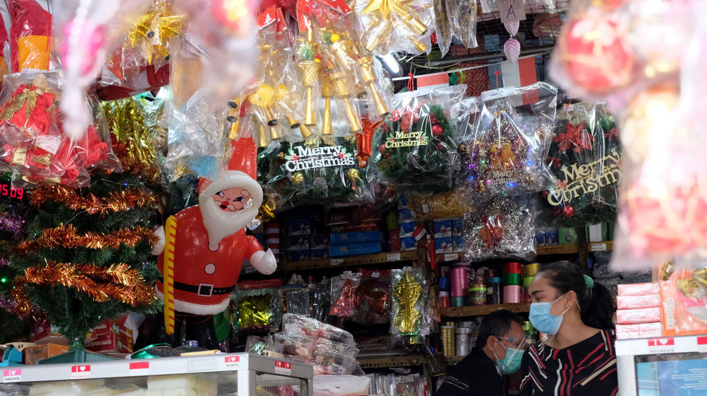 <p>Pekerja menata pernak-pernik aksesoris bernuansa Natal di kios pedagang Pasar Asemka, Jakarta Barat, Rabu, 16 Desember 2020. Foto: Ismail Pohan/TrenAsia</p>
