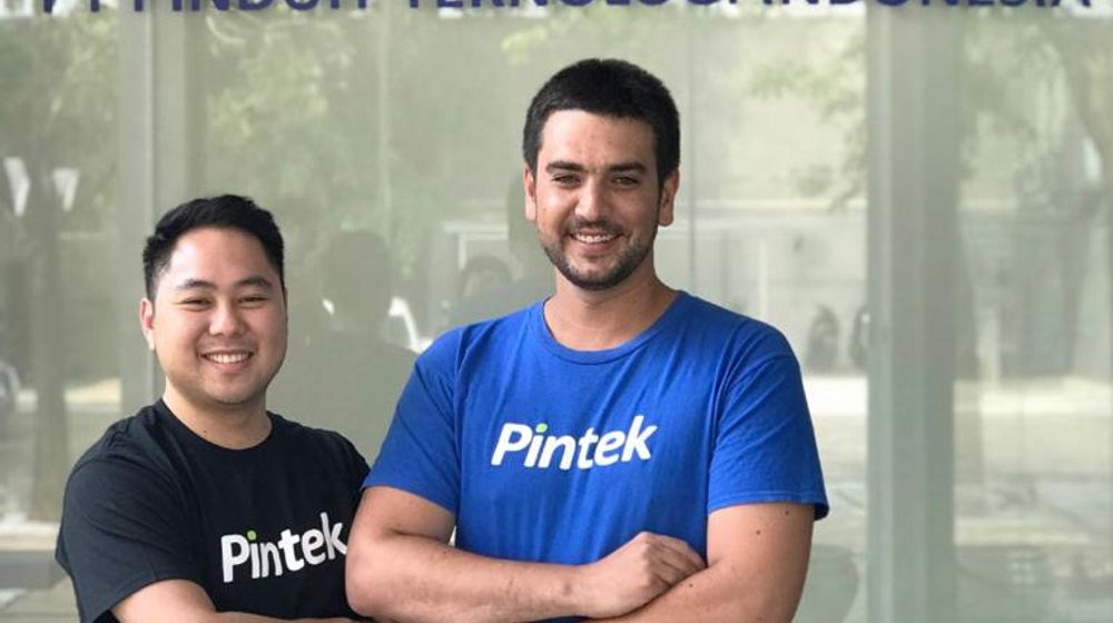<p>Direktur Utama dan Co-founder Pintek Tommy Yuwono (kiri) bersama Co-founder Pintek, Ioann Fainsilber / Dok. Pintek</p>
