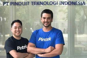 <p>Direktur Utama dan Co-founder Pintek Tommy Yuwono (kiri) bersama Co-founder Pintek, Ioann Fainsilber / Dok. Pintek</p>
