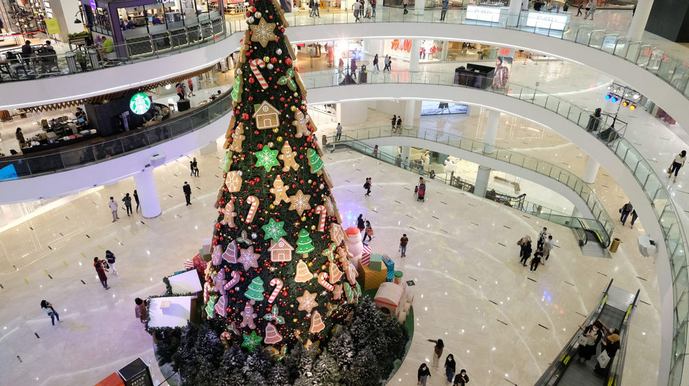 <p>Pengunjung melintas di pohon natal raksasa bertema klasik setinggi 18 meter yang menghiasi area Main Atrium 1 Senayan City, Jakarta, Selasa, 22 Desember 2020. Foto: Ismail Pohan/TrenAsia</p>