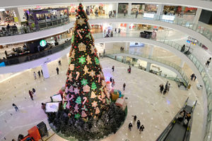 <p>Pengunjung melintas di pohon natal raksasa bertema klasik setinggi 18 meter yang menghiasi area Main Atrium 1 Senayan City, Jakarta, Selasa, 22 Desember 2020. Foto: Ismail Pohan/TrenAsia</p>
