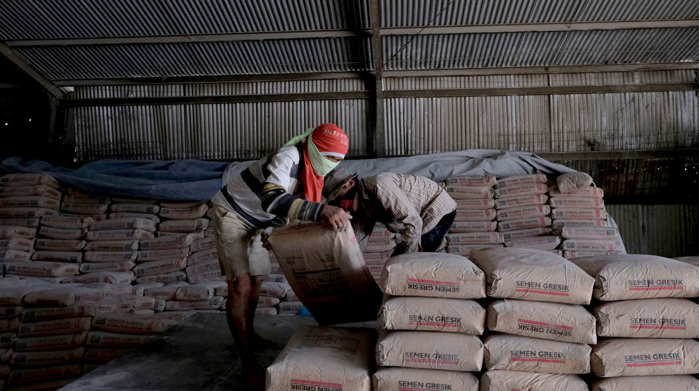 <p>Pekerja melakukan bongkar muat semen di salah satu gudang distributor semen di Jalan Panjang Arteri Kelapa Dua Raya, Jakarta, Selasa, 1 Desember 2020. Foto: Ismail Pohan/TrenAsia</p>
