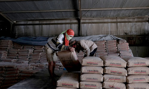<p>Pekerja melakukan bongkar muat semen di salah satu gudang distributor semen di Jalan Panjang Arteri Kelapa Dua Raya, Jakarta, Selasa, 1 Desember 2020. Foto: Ismail Pohan/TrenAsia</p>
