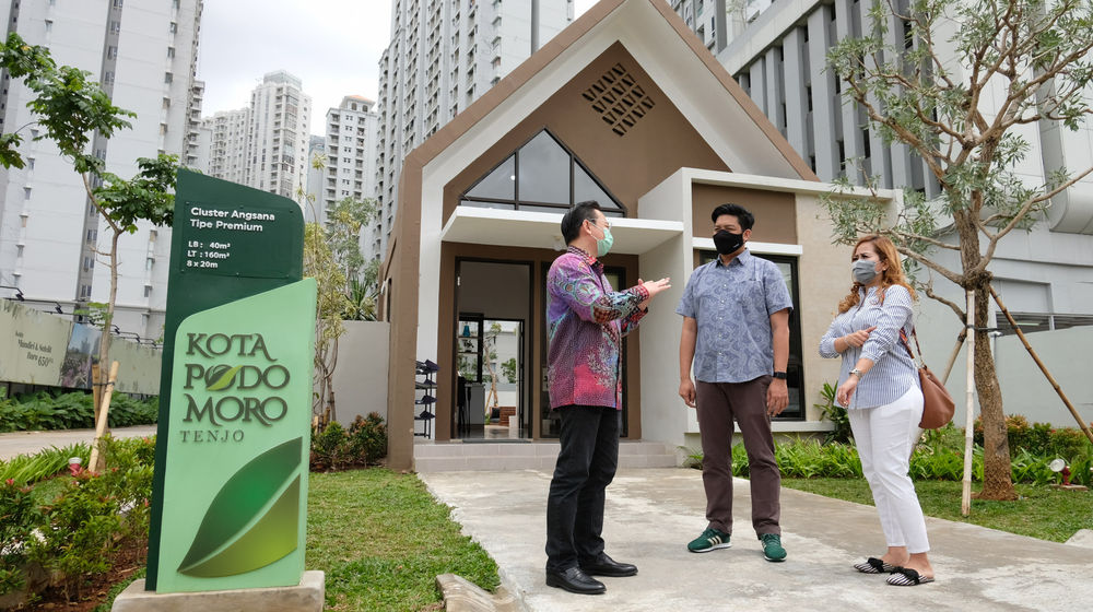 <p>Assistant Vice President Kota Podomoro Zaldy Wihardja (kiri) berdiskusi dengan calon pembeli Kota Podomoro Tenjo saat meninjau lokasi Rumah Contoh Kota Podomoro Tenjo yang berada di kawasan Central Park Podomoro City, Jakarta Barat, Senin, 7 Desember 2020. Foto: Ismail Pohan/TrenAsia</p>

