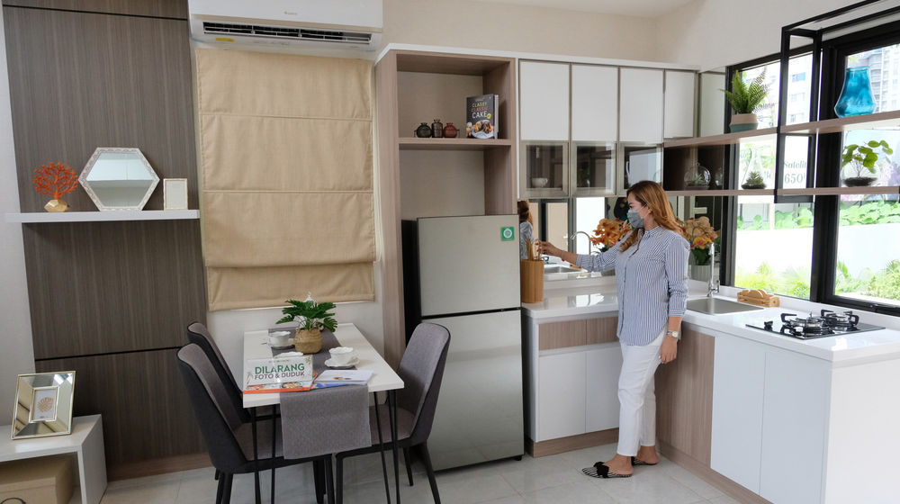 <p>Calon pembeli melihat unit Rumah Contoh Kota Podomoro Tenjo yang berada di kawasan Central Park Podomoro City, Jakarta Barat, Senin, 7 Desember 2020. Foto: Ismail Pohan/TrenAsia</p>