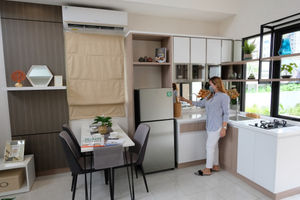 <p>Calon pembeli melihat unit Rumah Contoh Kota Podomoro Tenjo yang berada di kawasan Central Park Podomoro City, Jakarta Barat, Senin, 7 Desember 2020. Foto: Ismail Pohan/TrenAsia</p>
