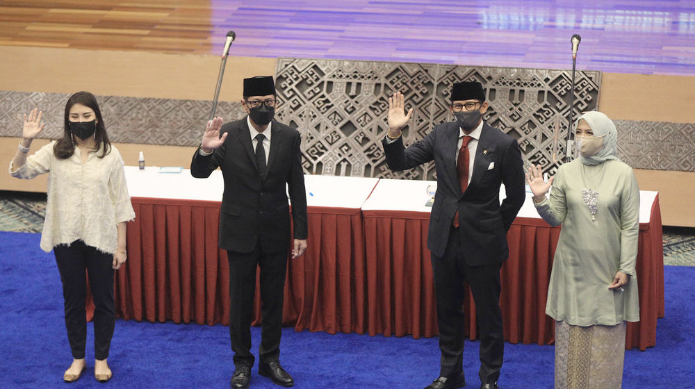 <p>Menteri Pariwisata dan Ekonomi Kreatif (Menparekraf) Sandiaga Salahuddin Uno (kedua kanan) didampingi istri Nur Asia Uno (kanan) berfoto bersama Wakil Menteri Parekraf Angela Tanoesoedibjo (kiri) dan mantan Menteri Parekraf Wishnutama Kusubandio (kedua kiri) usai serah terima jabatan di kantor Kementerian Pariwisata dan Ekonomi Kreatif, di Jalan Medan Merdeka, Jakarta, Rabu, 23 Desember 2020. Foto: Ismail Pohan/TrenAsia</p>
