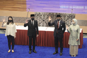 <p>Menteri Pariwisata dan Ekonomi Kreatif (Menparekraf) Sandiaga Salahuddin Uno (kedua kanan) didampingi istri Nur Asia Uno (kanan) berfoto bersama Wakil Menteri Parekraf Angela Tanoesoedibjo (kiri) dan mantan Menteri Parekraf Wishnutama Kusubandio (kedua kiri) usai serah terima jabatan di kantor Kementerian Pariwisata dan Ekonomi Kreatif, di Jalan Medan Merdeka, Jakarta, Rabu, 23 Desember 2020. Foto: Ismail Pohan/TrenAsia</p>
