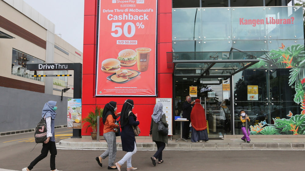 <p>Pengunjung mengantre dengan latar belakang promo 50% Cashback ShopeePay Day di Drive Thru McDonald’s Salemba, Jakarta Pusat, Jum’at, 18 Desember 2020. Foto: Ismail Pohan/TrenAsia</p>
