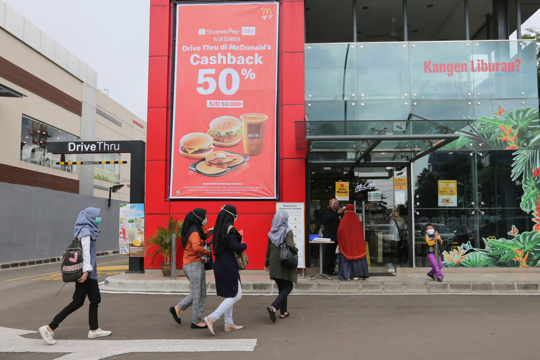 <p>Pengunjung mengantre dengan latar belakang promo 50% Cashback ShopeePay Day di Drive Thru McDonald&#8217;s Salemba, Jakarta Pusat, Jum&#8217;at, 18 Desember 2020. Foto: Ismail Pohan/TrenAsia</p>
