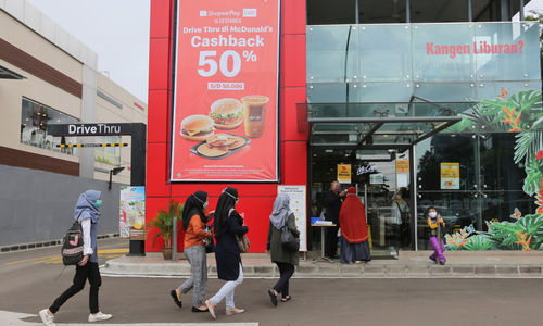 <p>Pengunjung mengantre dengan latar belakang promo 50% Cashback ShopeePay Day di Drive Thru McDonald&#8217;s Salemba, Jakarta Pusat, Jum&#8217;at, 18 Desember 2020. Foto: Ismail Pohan/TrenAsia</p>
