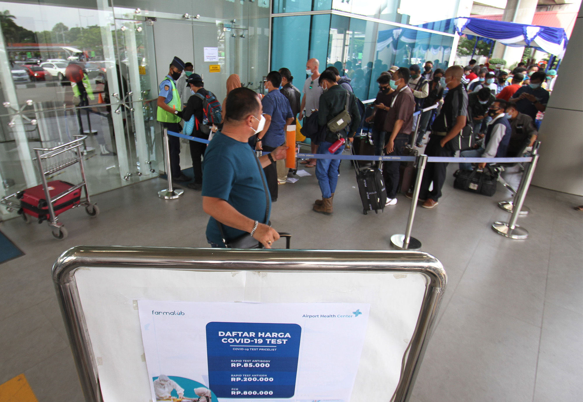 <p>Calon penumpang pesawat mengantre untuk mengikuti tes cepat antigen di area Terminal 2 Bandara Soekarno Hatta, Tangerang, Banten, Selasa, 22 Desember 2020. Foto: Panji Asmoro/TrenAsia</p>
