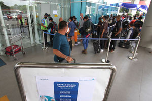 <p>Calon penumpang pesawat mengantre untuk mengikuti tes cepat antigen di area Terminal 2 Bandara Soekarno Hatta, Tangerang, Banten, Selasa, 22 Desember 2020. Foto: Panji Asmoro/TrenAsia</p>
