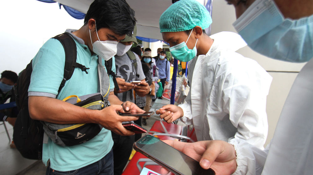 <p>Calon penumpang pesawat mengantre untuk mengikuti tes cepat antigen di area Terminal 2 Bandara Soekarno Hatta, Tangerang, Banten, Selasa, 22 Desember 2020. Foto: Panji Asmoro/TrenAsia</p>
