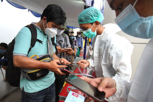 <p>Calon penumpang pesawat mengantre untuk mengikuti tes cepat antigen di area Terminal 2 Bandara Soekarno Hatta, Tangerang, Banten, Selasa, 22 Desember 2020. Foto: Panji Asmoro/TrenAsia</p>
