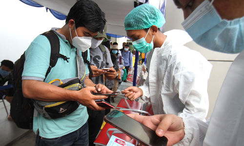 <p>Calon penumpang pesawat mengantre untuk mengikuti tes cepat antigen di area Terminal 2 Bandara Soekarno Hatta, Tangerang, Banten, Selasa, 22 Desember 2020. Foto: Panji Asmoro/TrenAsia</p>
