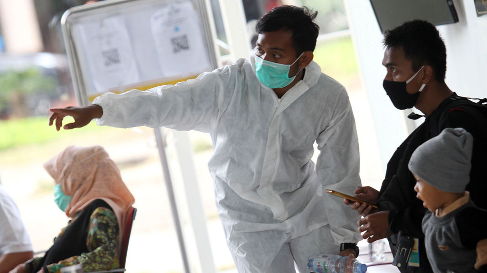 <p>Calon penumpang pesawat mengantre untuk mengikuti tes cepat antigen di area Terminal 2 Bandara Soekarno Hatta, Tangerang, Banten, Selasa, 22 Desember 2020. Foto: Panji Asmoro/TrenAsia</p>