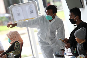 <p>Calon penumpang pesawat mengantre untuk mengikuti tes cepat antigen di area Terminal 2 Bandara Soekarno Hatta, Tangerang, Banten, Selasa, 22 Desember 2020. Foto: Panji Asmoro/TrenAsia</p>
