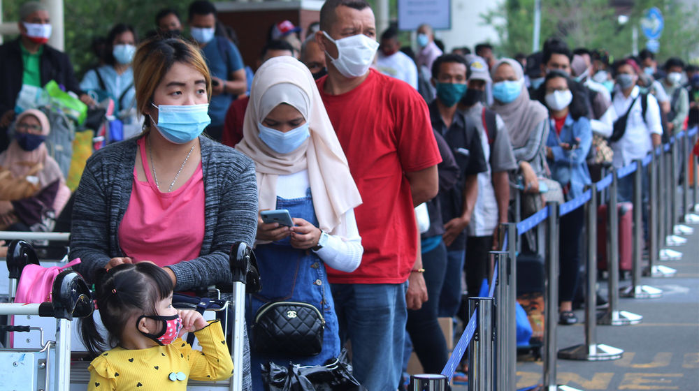 <p>Calon penumpang pesawat mengantre untuk mengikuti tes cepat antigen di area Terminal 2 Bandara Soekarno Hatta, Tangerang, Banten, Selasa, 22 Desember 2020. Foto: Panji Asmoro/TrenAsia</p>
