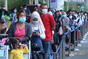 <p>Calon penumpang pesawat mengantre untuk mengikuti tes cepat antigen di area Terminal 2 Bandara Soekarno Hatta, Tangerang, Banten, Selasa, 22 Desember 2020. Foto: Panji Asmoro/TrenAsia</p>
