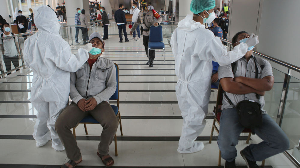 <p>Calon penumpang pesawat menjalani tes cepat antigen di area Terminal 2 Bandara Soekarno Hatta, Tangerang, Banten, Selasa, 22 Desember 2020. Foto: Panji Asmoro/TrenAsia</p>

