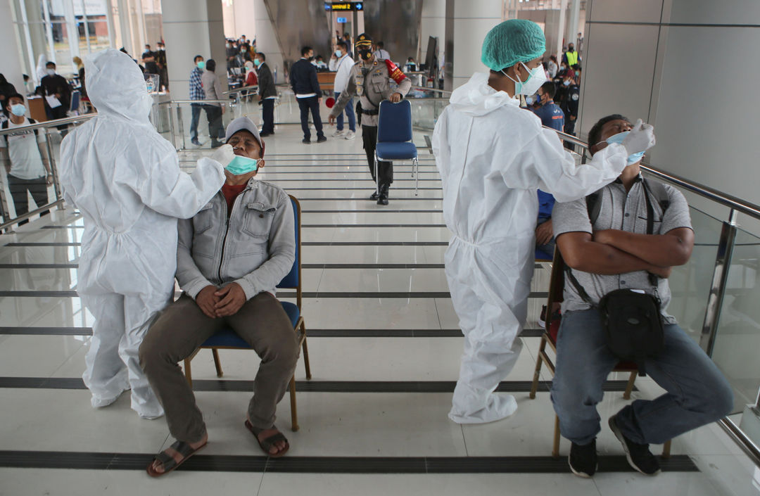 <p>Calon penumpang pesawat menjalani tes cepat antigen di area Terminal 2 Bandara Soekarno Hatta, Tangerang, Banten, Selasa, 22 Desember 2020. Foto: Panji Asmoro/TrenAsia</p>
