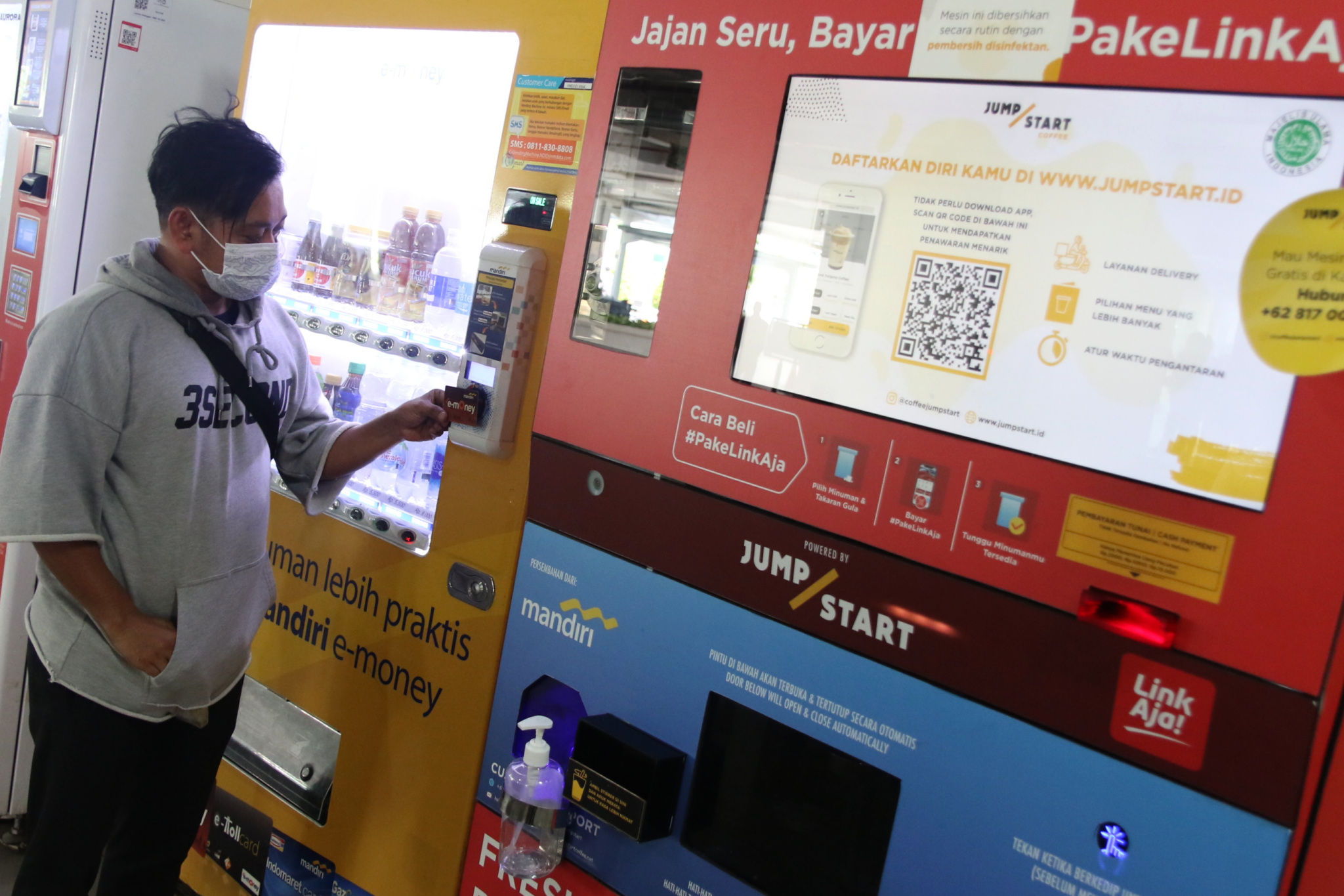<p>Warga bertransaksi dengan uang elektronik berbasis kartu di Jakarta, Rabu, 2 Desember 2020. Foto: Ismail Pohan/TrenAsia</p>
