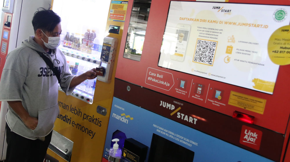 <p>Warga bertransaksi dengan uang elektronik berbasis kartu di Jakarta, Rabu, 2 Desember 2020. Foto: Ismail Pohan/TrenAsia</p>
