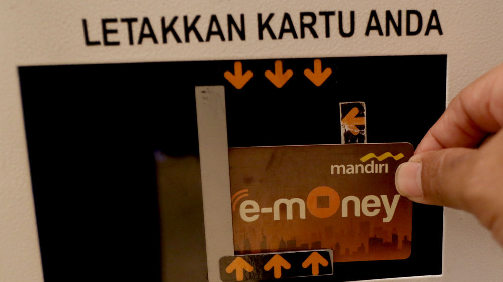 <p>Warga bertransaksi dengan uang elektronik berbasis kartu di Jakarta, Rabu, 2 Desember 2020. Foto: Ismail Pohan/TrenAsia</p>