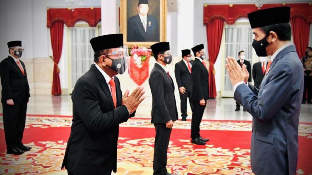 <p>Presiden Joko Widodo Memberikan ucapan selamat kepada Wakil Menteri Pertahanan Letjen TNI Muhammad Herindra seusai acara pelantikan Menteri dan Wakil Menteri di Istana Merdeka, Jakarta, Rabu, 23 Desember 2020. / Foto: BPMI Setpres/Laily Rachev</p>
