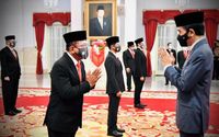 <p>Presiden Joko Widodo Memberikan ucapan selamat kepada Wakil Menteri Pertahanan Letjen TNI Muhammad Herindra seusai acara pelantikan Menteri dan Wakil Menteri di Istana Merdeka, Jakarta, Rabu, 23 Desember 2020. / Foto: BPMI Setpres/Laily Rachev</p>
