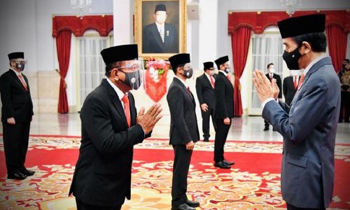 <p>Presiden Joko Widodo Memberikan ucapan selamat kepada Wakil Menteri Pertahanan Letjen TNI Muhammad Herindra seusai acara pelantikan Menteri dan Wakil Menteri di Istana Merdeka, Jakarta, Rabu, 23 Desember 2020. / Foto: BPMI Setpres/Laily Rachev</p>

