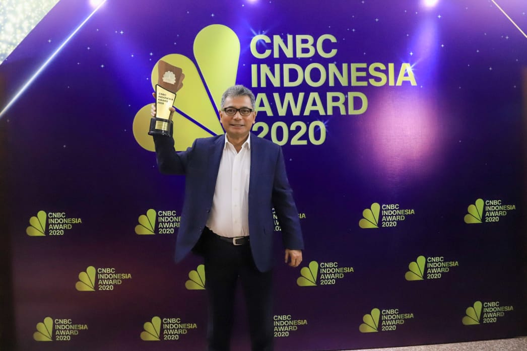 <p>Direktur Utama PT Bank Rakyat Indonesia (Persero) Tbk Sunarso kembali meraih penghargaan sebagai The Best CEO in Banking Transformation.<br />
Apresiasi yang diberikan dalam ajang CNBC Indonesia Award 2020 ini menilai ia telah berhasil melakukan transformasi di BRI, khususnya dalam pemberdayaan usaha mikro, kecil dan menengah (UMKM) / BRI</p>
