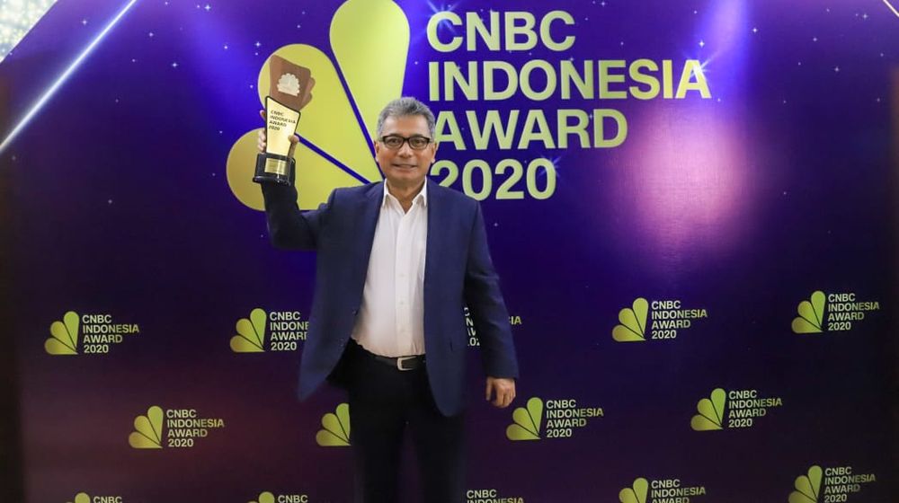 <p>Direktur Utama PT Bank Rakyat Indonesia (Persero) Tbk Sunarso kembali meraih penghargaan sebagai The Best CEO in Banking Transformation.<br />
Apresiasi yang diberikan dalam ajang CNBC Indonesia Award 2020 ini menilai ia telah berhasil melakukan transformasi di BRI, khususnya dalam pemberdayaan usaha mikro, kecil dan menengah (UMKM) / BRI</p>
