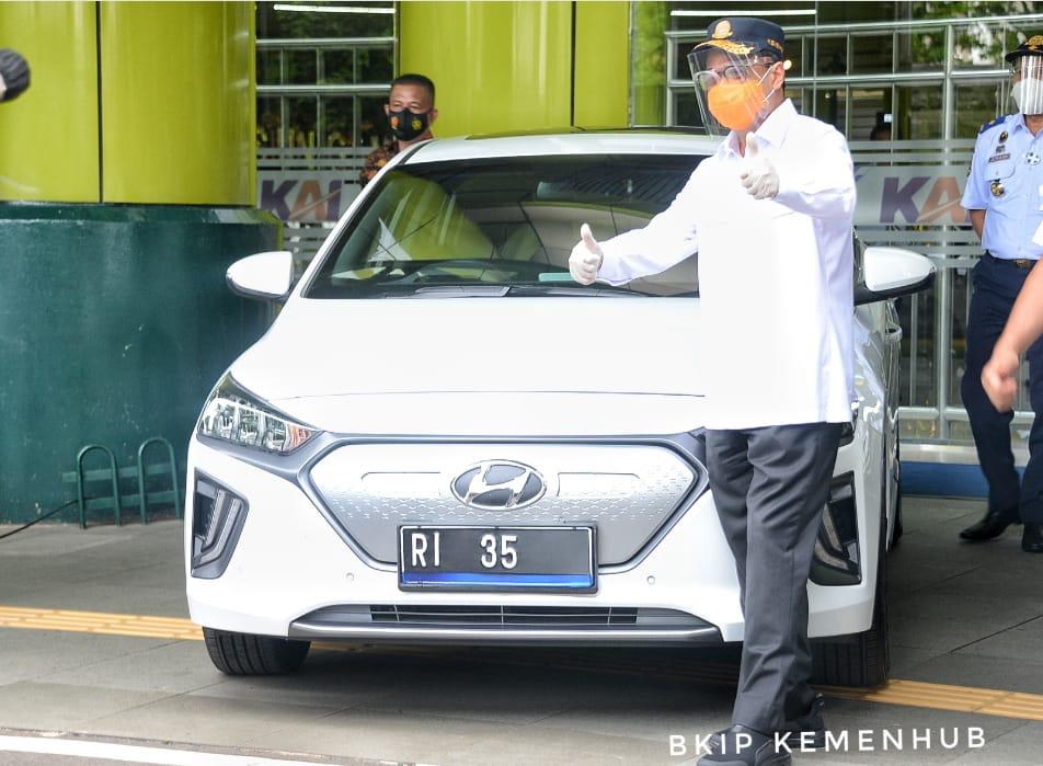 <p>Menteri Perhubungan Budi Karya Sumadi dengan mobil dinas barunya, Hyundai Ionig / Dok. Kemenhub</p>

