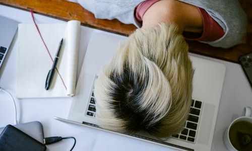 <p>Ilustrasi workaholic. Dok: Pexels.</p>
