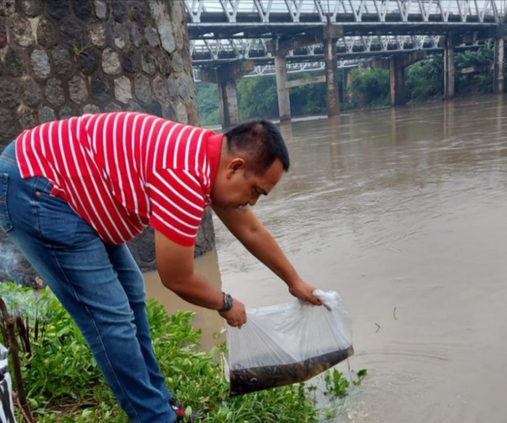 BRM Kusumo Putro saat menebar ikan di Bengawan Solo