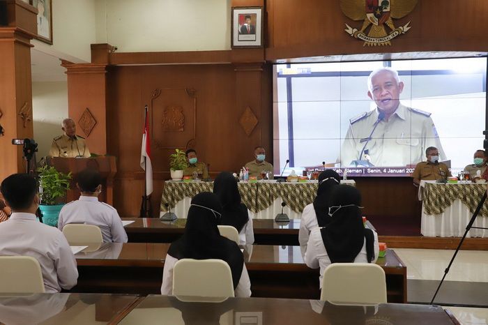 Bupati Sleman Sri Purnomo saat memberi arahan
