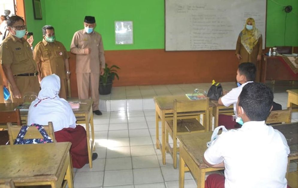 Wali Kota Padang Mahyeldi Ansharullah saat meninjau pelaksanaan sekolah tatap muka di SDN Percobaan Padang. Foto: ist