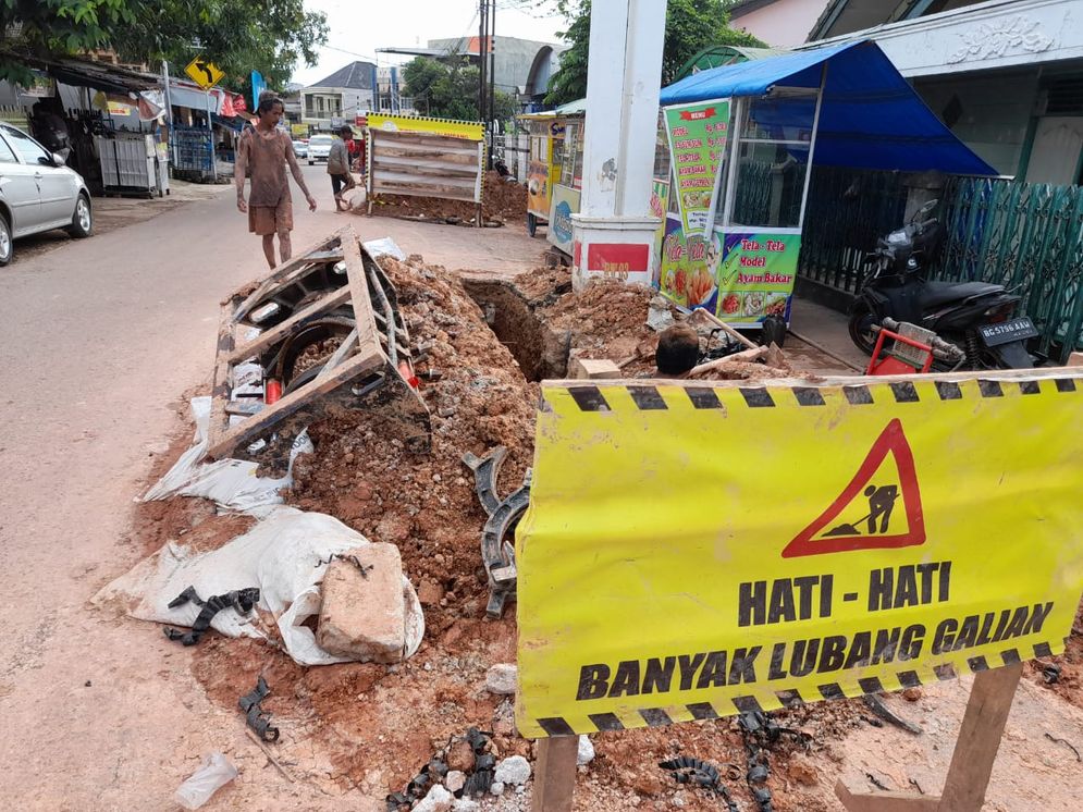 Pengalian dan pemasangan jaringan pipa PDAM Tirta Musi