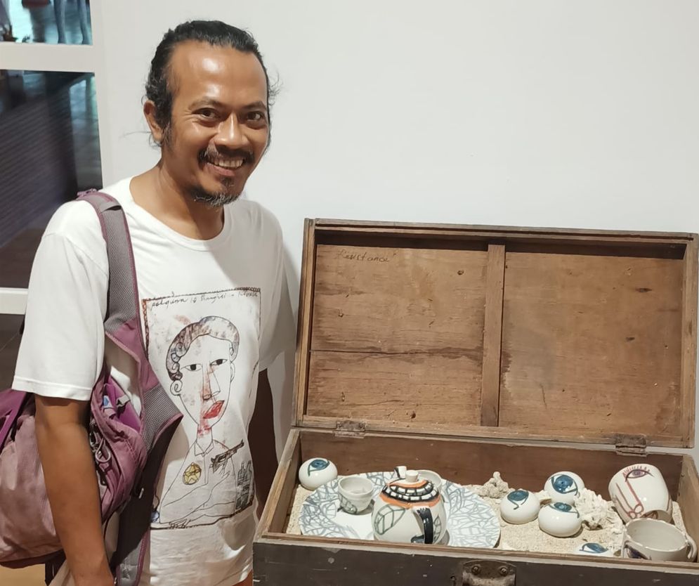 Perupa Bali, I Made Arya Palguna berpose di samping karyanya yang berjudul "Resistance"