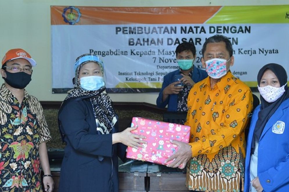 Penyerahan seperangkat alat pembuatan nata berbasis legen dari tim Abmas ITS kepada mitra APLAH usai memberikan pelatihan.